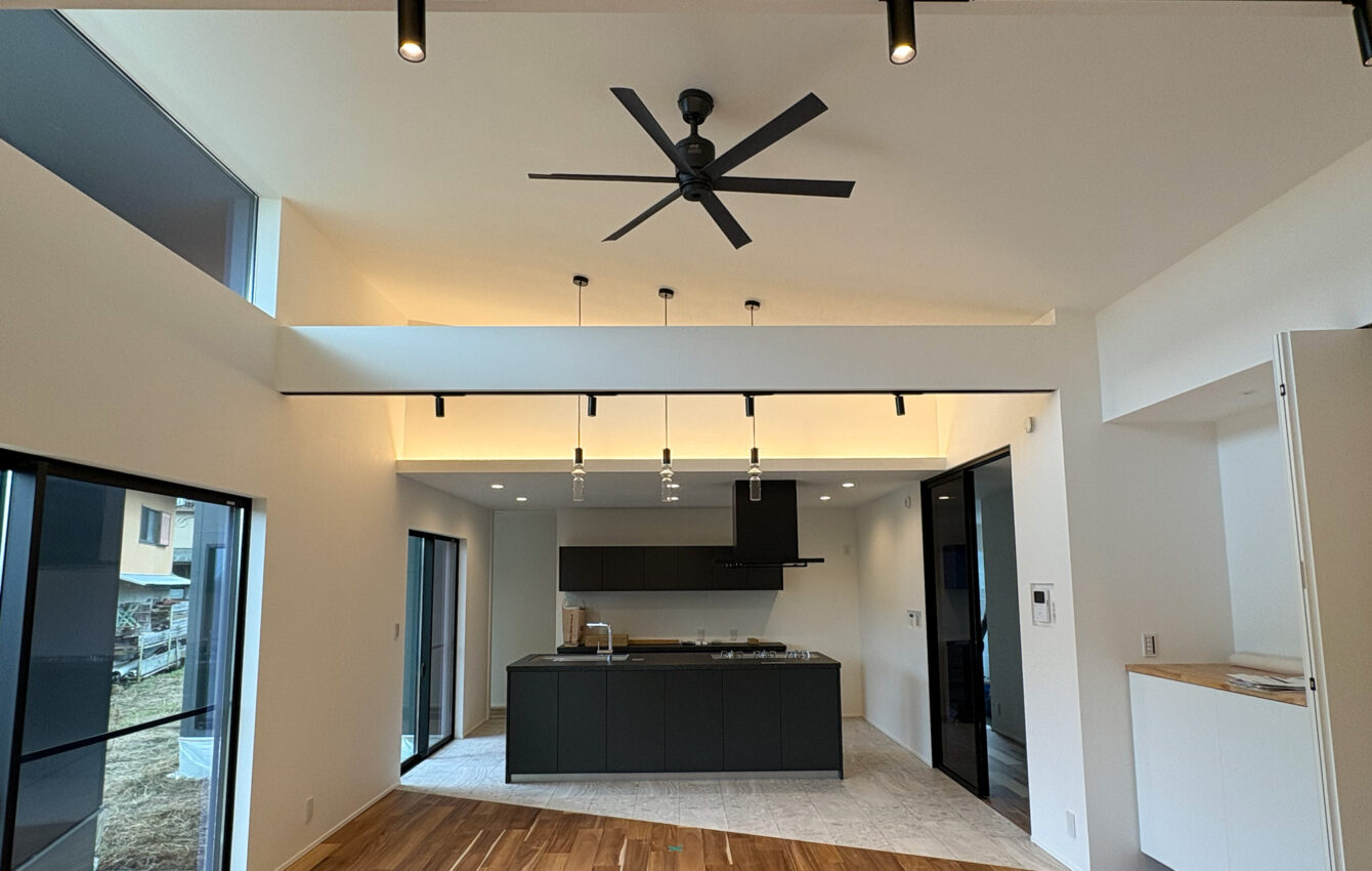 自然と調和するモダンな平屋