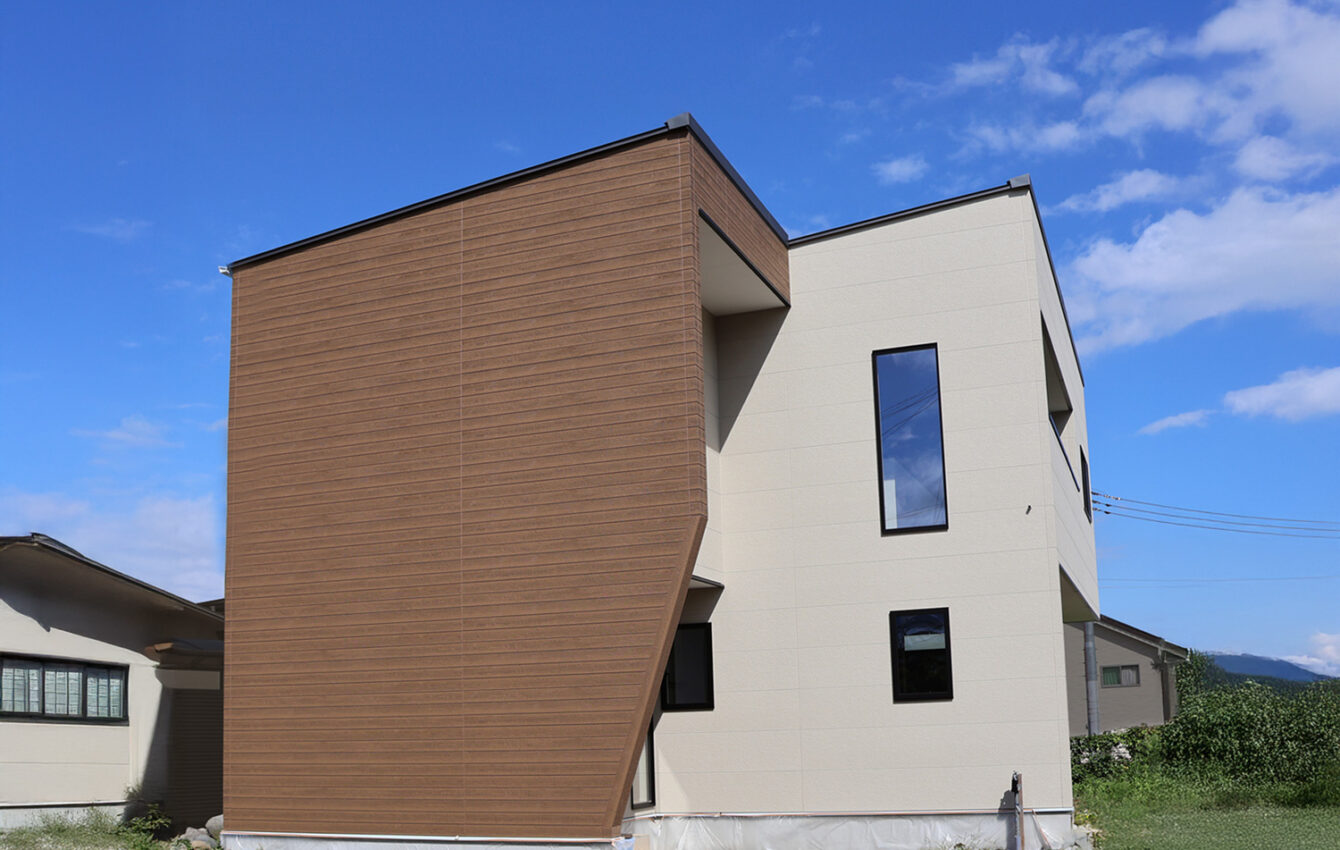 家族の笑顔が広がる吹き抜けのある家